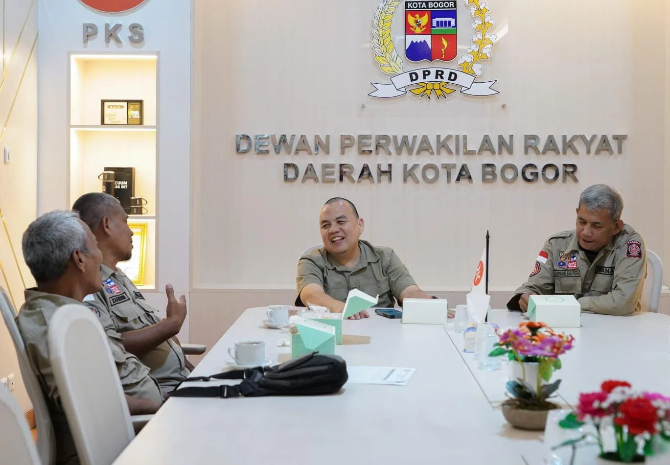 Tim Tagana Kota Bogor saat menyambangi Ketus DPRD Kota Bogor, Adityawarman Adil. (Yudha Prananda / Jabar Ekspres)
