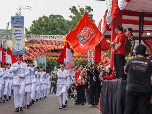 Pj Gubernur Jawa Barat, Bey Machmudin bersama Pj Wali Kota Bogor, Hery Antasari saat membuka parade Seni dan Budaya BSF-CGM 2025. (Dok. Diskominfo Kota Bogor)