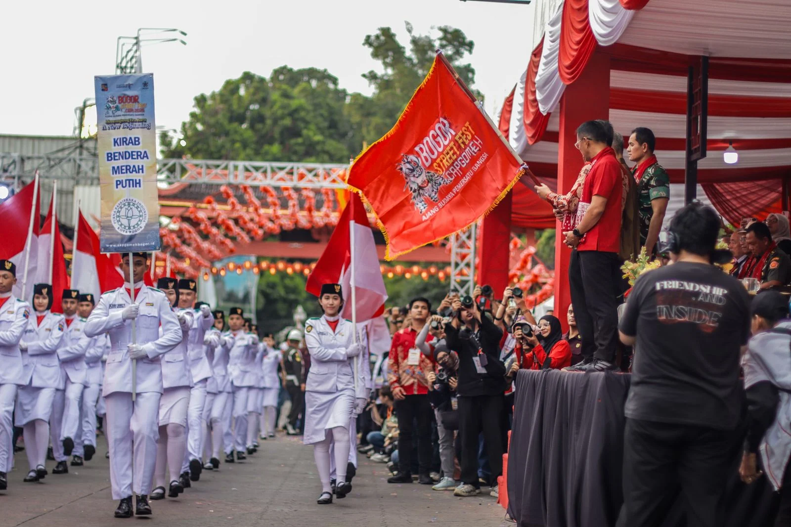 Pj Gubernur Jawa Barat, Bey Machmudin bersama Pj Wali Kota Bogor, Hery Antasari saat membuka parade Seni dan Budaya BSF-CGM 2025. (Dok. Diskominfo Kota Bogor)