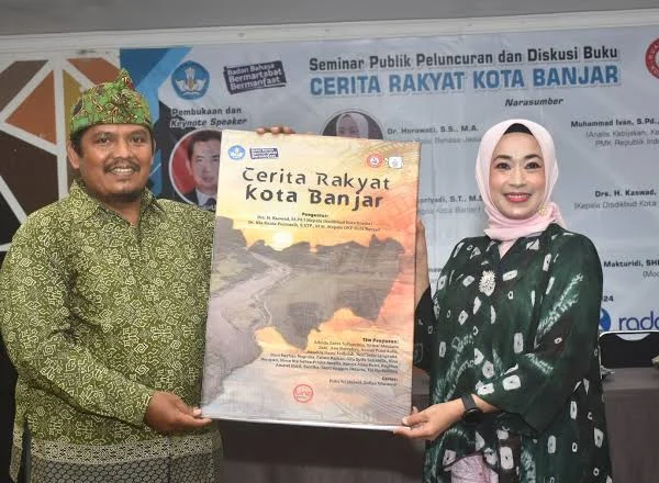 Penyerahan mascot cover buku Cerita Rakyat Kota Banjar dari Pendiri YRBK Sofian Munawar kepada Kepala Balai Bahasa Jawa Barat. Sofian mengaku tidak ada sentuhan bantuan dari Disdikbud Kota Banjar untuk yayasan pendidikam non formalnya. (Istimewa)