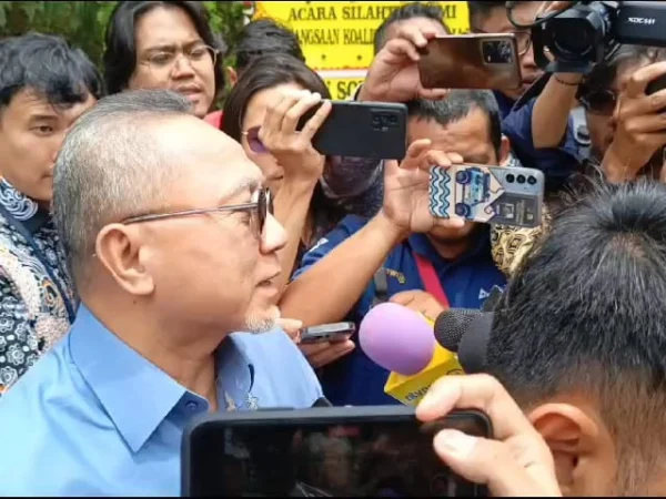 Menko Bidang Pangan Zulkifli Hasan saat menghadiri silaturahmi ke Padekopan Garuda Yaksa atau kediaman Prabowo di Hambalang, Kabupaten Bogor, pada Jumat (14/2). Foto : Istimewa