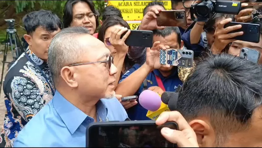 Menko Bidang Pangan Zulkifli Hasan saat menghadiri silaturahmi ke Padekopan Garuda Yaksa atau kediaman Prabowo di Hambalang, Kabupaten Bogor, pada Jumat (14/2). Foto : Istimewa