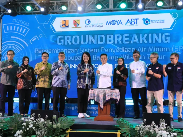 Wakil Menteri Pekerjaan Umum, Diana Kusuma Astuti, memberikan apresiasi terhadap kolaborasi antara Pemerintah Kabupaten Bandung dan PDAM Tirta Raharja dalam pembangunan Proyek Pengembangan Sistem Penyediaan Air Minum (SPAM) di Ciparay. Foto Istimewa