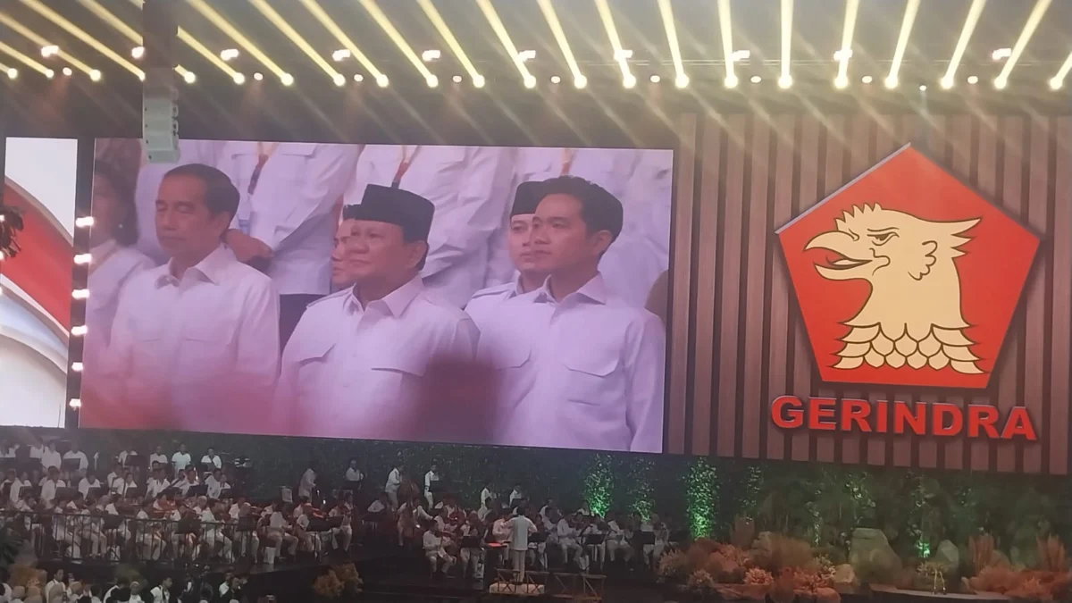 Dari kiri, Presiden ke-7 Joko Widodo (Jokowi), Presiden ke-8 RI Prabowo Subianto, dan Wapres Gibran Rakabuming Raka tampak sudah tiba dalam acara puncak perayaan hari lahir ke-17 Partai Gerindra di SICC, Kabupaten Bogor, pada Sabtu (15/2). Foto: Regi / Jabar Ekspres