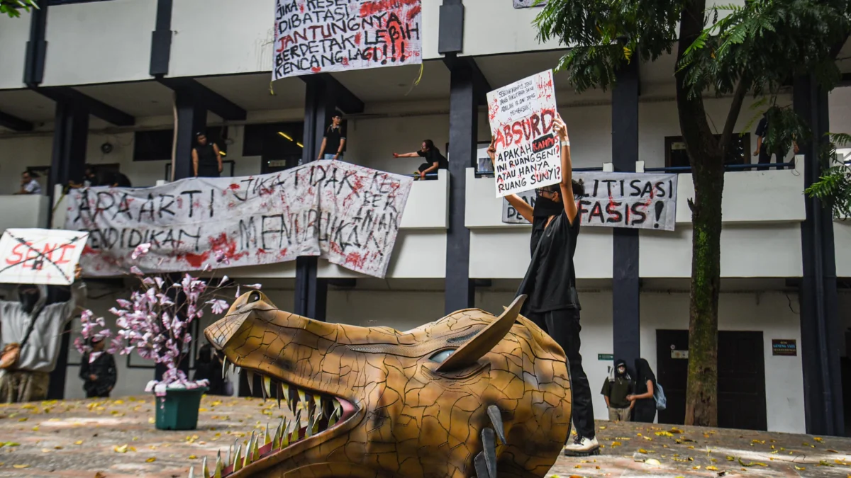 Sejumlah mahasiswa Institut Seni Budaya Indonesia (ISBI) Bandung melakukan aksi teatrikal di Kampus ISBI, Jalan Buah Batu, Kota Bandung, Senin (17/2). Foto: Dimas Rachmatsyah / Jabar Ekspres