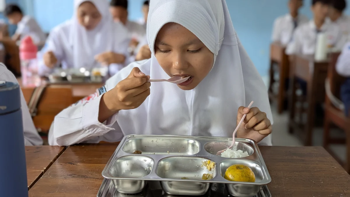 Siswa di SMPN 3 Banjar menyantap menu Makan Bergizi Gratis (MBG) yang disiapkam pemerintah, Senin 17 Februari 2025. Pemkot Banjar menargetkan 30 ribu siswa mendapat makan bergizi gratis. (Cecep herdi/Jabar Ekspres)