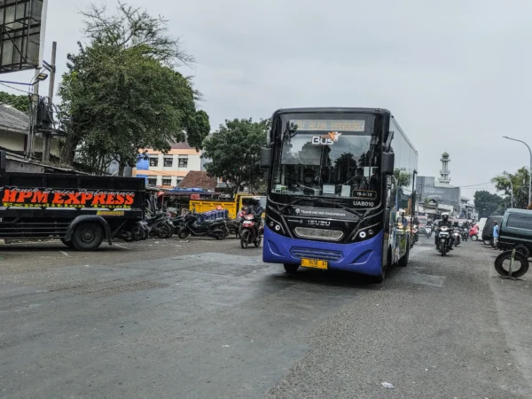 Ilustrasi Transportasi: Bus Trans Metro Pasundan melintas di Jalan Kebon Jati, Kota Bandung. Foto: Dimas Rachmatsyah / Jabar Ekspes
