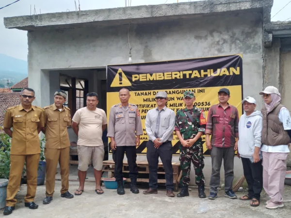 Pengosongan satu unit rumah yang dilakukan di wilayah Desa Cikahuripan, Kecamatan Cimanggung, Kabupaten Sumedang. (Yanuar/Jabar Ekspres)
