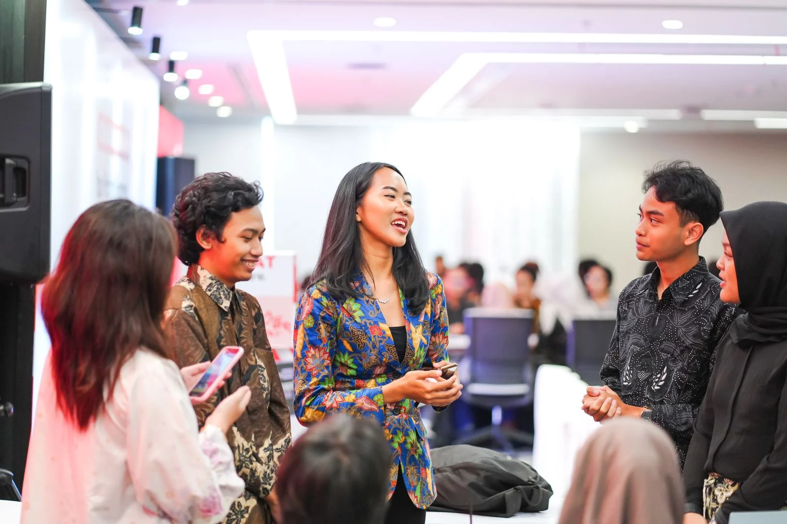 Keterangan Foto: Para peserta Telkom B2B Camp Summit Day tengah melakukan roleplay untuk pitching klien yang dipandu oleh Account Manager Telkom.