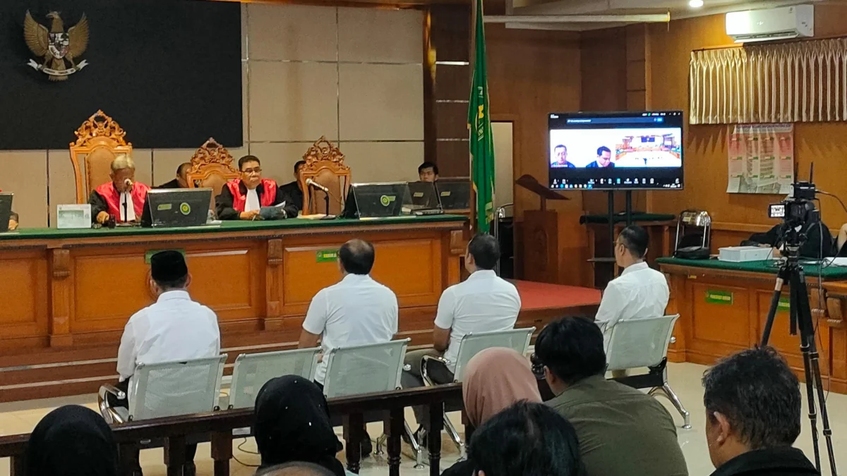 Dok. Berbeda dengan 4 terdakawa lainnya, Ema Sumarna masih menjalani sidang lanjutan secara online dari rutan KPK. Selasa (18/2) kemarin. Foto. Sandi Nugraha/Jabar Ekspres/