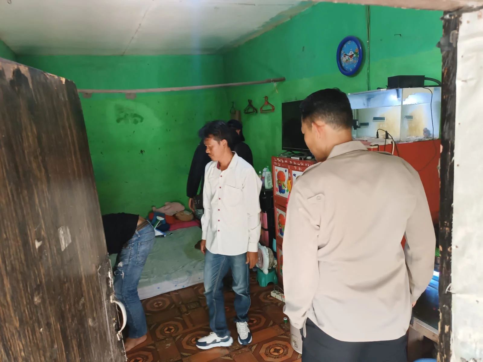 Kapolsek Ciparay IPTU Ilmansyah saat menangkap pelaku peredaran obat-obatan keras tanpa izin di Kecamatan Ciparay, Kabupaten Bandung. Foto Istimewa