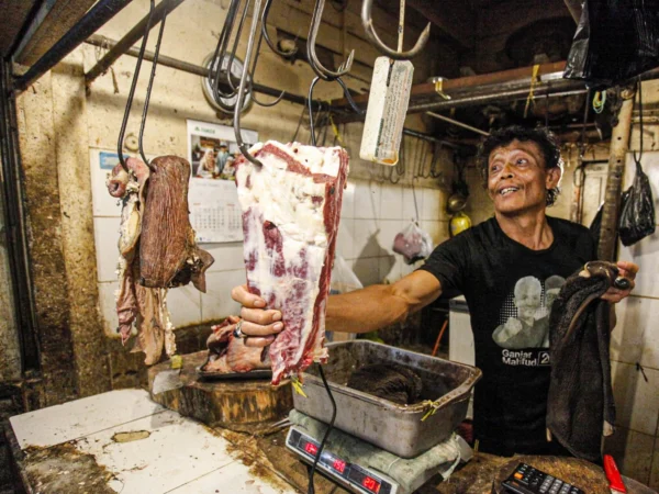 Seorang pedagang merapikan daging sapi di kios miliknya di Pasar Kiaracondong, Kota Bandung, Jum'at (21/2). Foto: Dimas Rachmatsyah / Jabar Ekspres