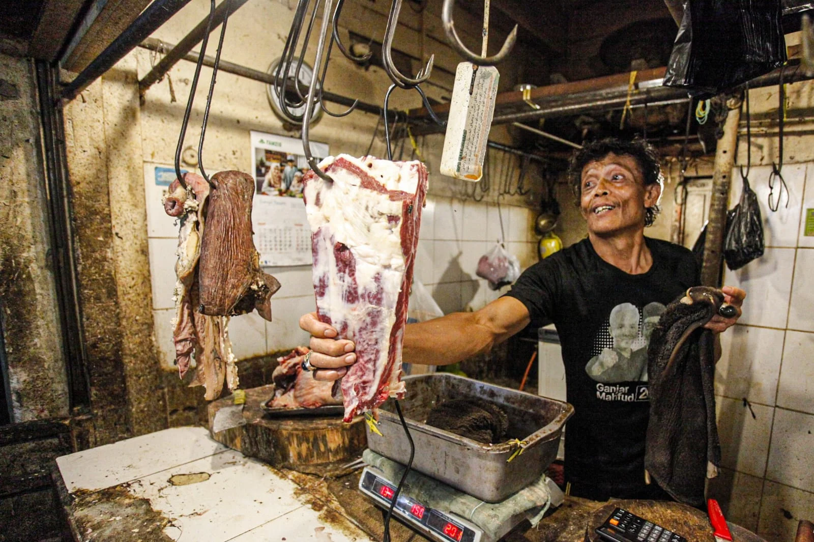 Seorang pedagang merapikan daging sapi di kios miliknya di Pasar Kiaracondong, Kota Bandung, Jum'at (21/2). Foto: Dimas Rachmatsyah / Jabar Ekspres