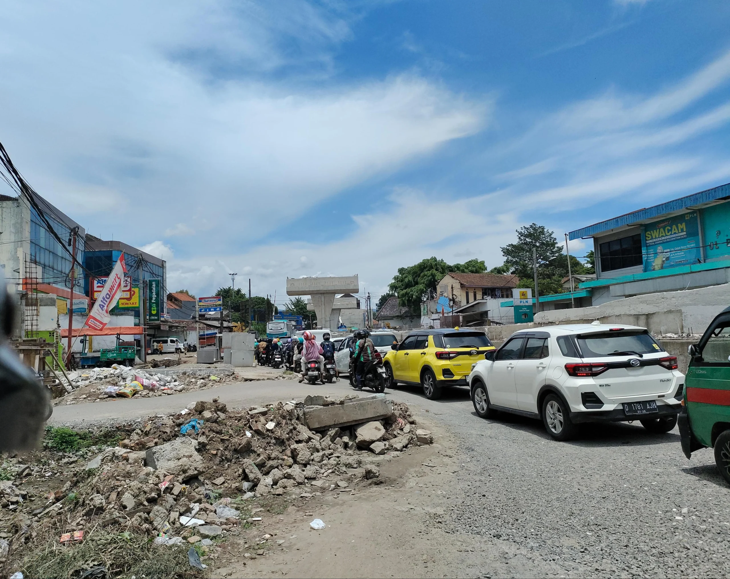 Kondisi jalan rusak di dekat proyek fly over Nurtanio di Jalan Garuda, Kota Bandung, Jum'at (21/2). Foto: Dimas Rachmatsyah / Jabar Ekspres