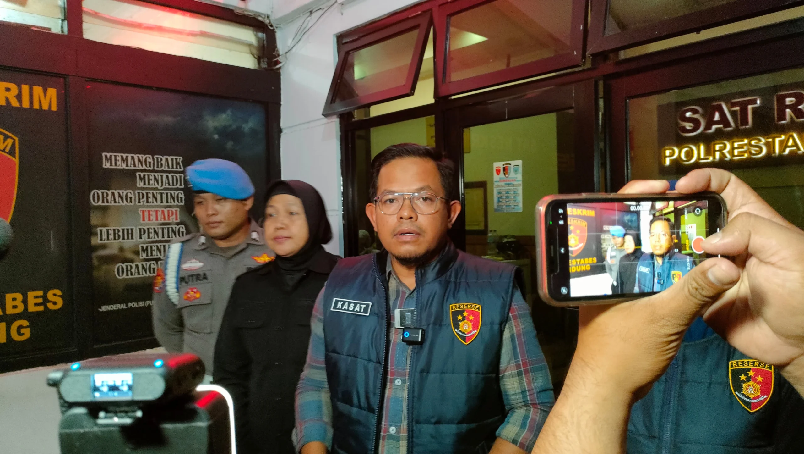 Dok. Kasatreskrim Polrestabes Bandung, AKBP Abdul Rohman (tengah). Foto. Sandi Nugraha.