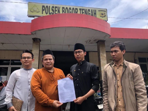 Kyai Haji AW (Kedua Kiri) bersama Tim Kuasa Hukumnya saat membuat laporan di Mapolsek Bogor Tangah. (Yudha Prananda / Jabar Ekspres)