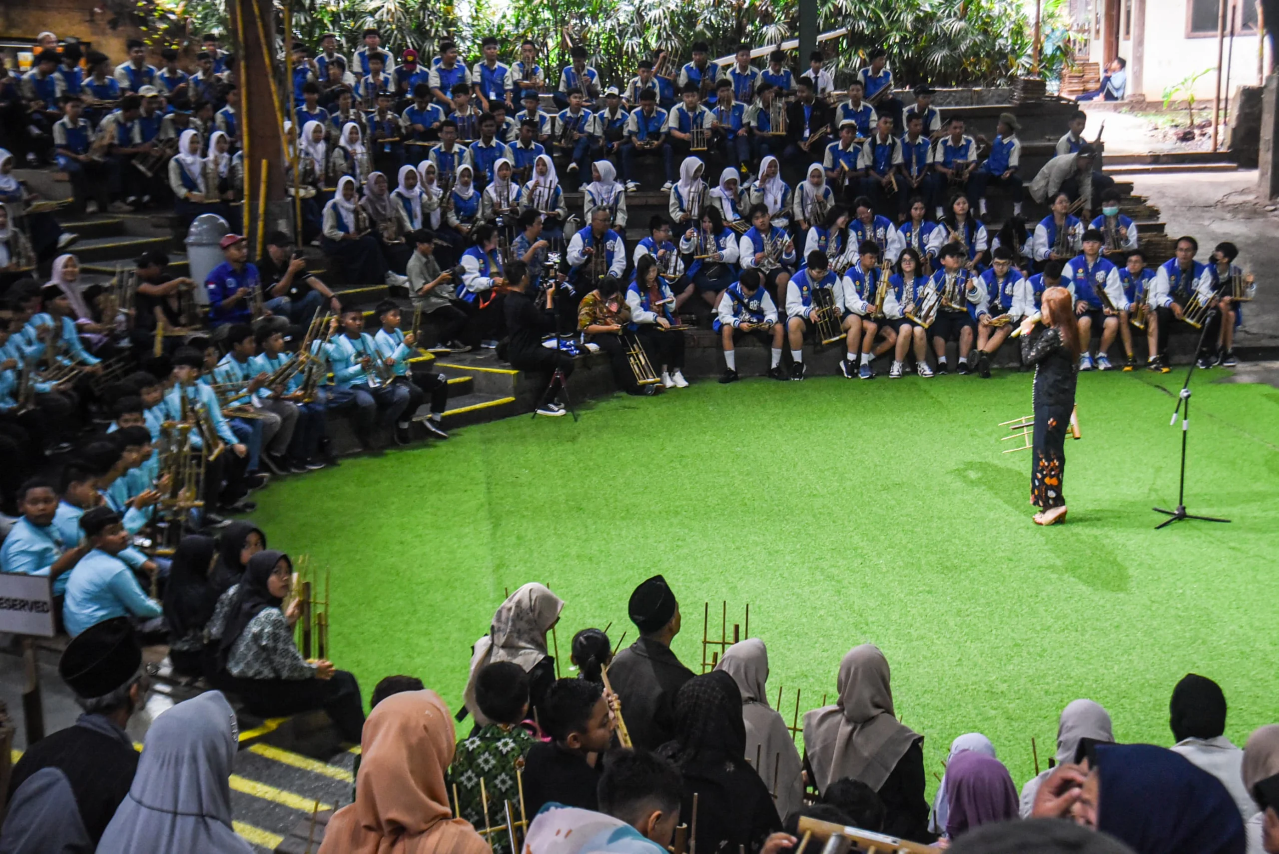 Pengunjung mencoba memainkan alat musik tradisional angklung di Saung Angklung Udjo, Kota Bandung, Senin (24/2). Foto: Dimas Rachmatsyah / Jabar Ekspres