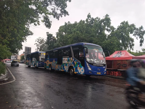 Bus Trans Metro Pasundan terparkir pemberhentian di Jalan Dipatiukur, Kota Bandung, Senin (24/2). Foto: Dimas Rachmatsyah / Jabar Ekspres