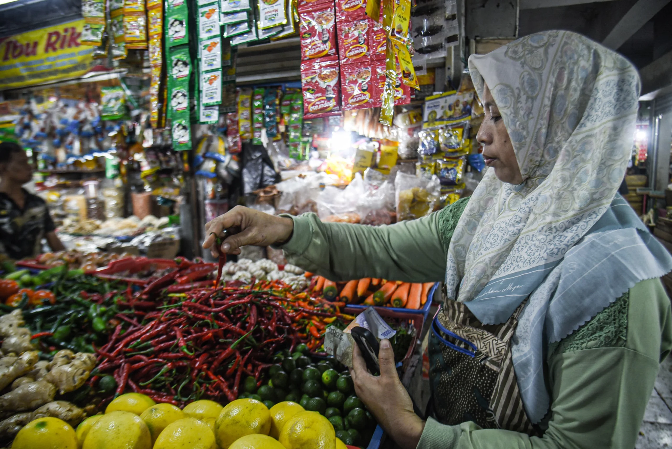 Seorang pedagang menata cabai di Pasar Kosambi, Kota Bandung, Selasa (25/2). Foto: Dimas Rachmatsyah / Jabar Ekspres