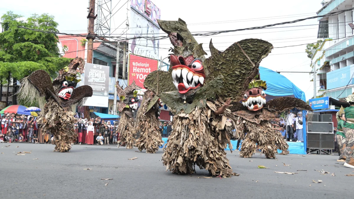 Salah satu seni budaya Buta Kararas yang ditampilkan dalam Festival Kirab Budaya dalam rangka HUT Kota Banjar ke-22, Selasa 25 Februari 2025. (Foto: Cecep Herdi/Tasikmalaya)