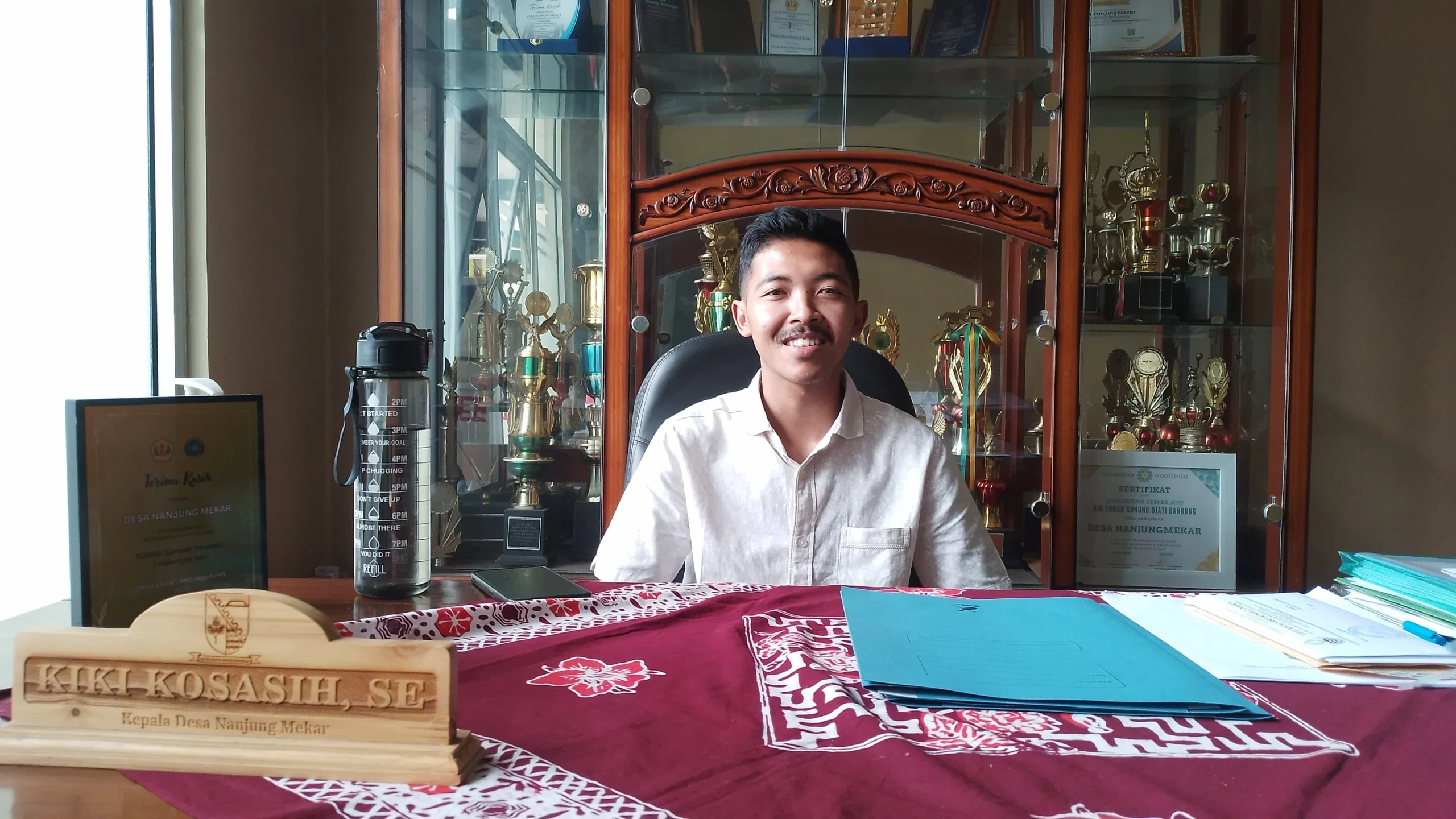 Kepala Desa (Kades) Nanjungmekar, Kiki Kosasih saat ditemui Jabar Ekspres di ruang kerjanya. (Yanuar/Jabar Ekspres)
