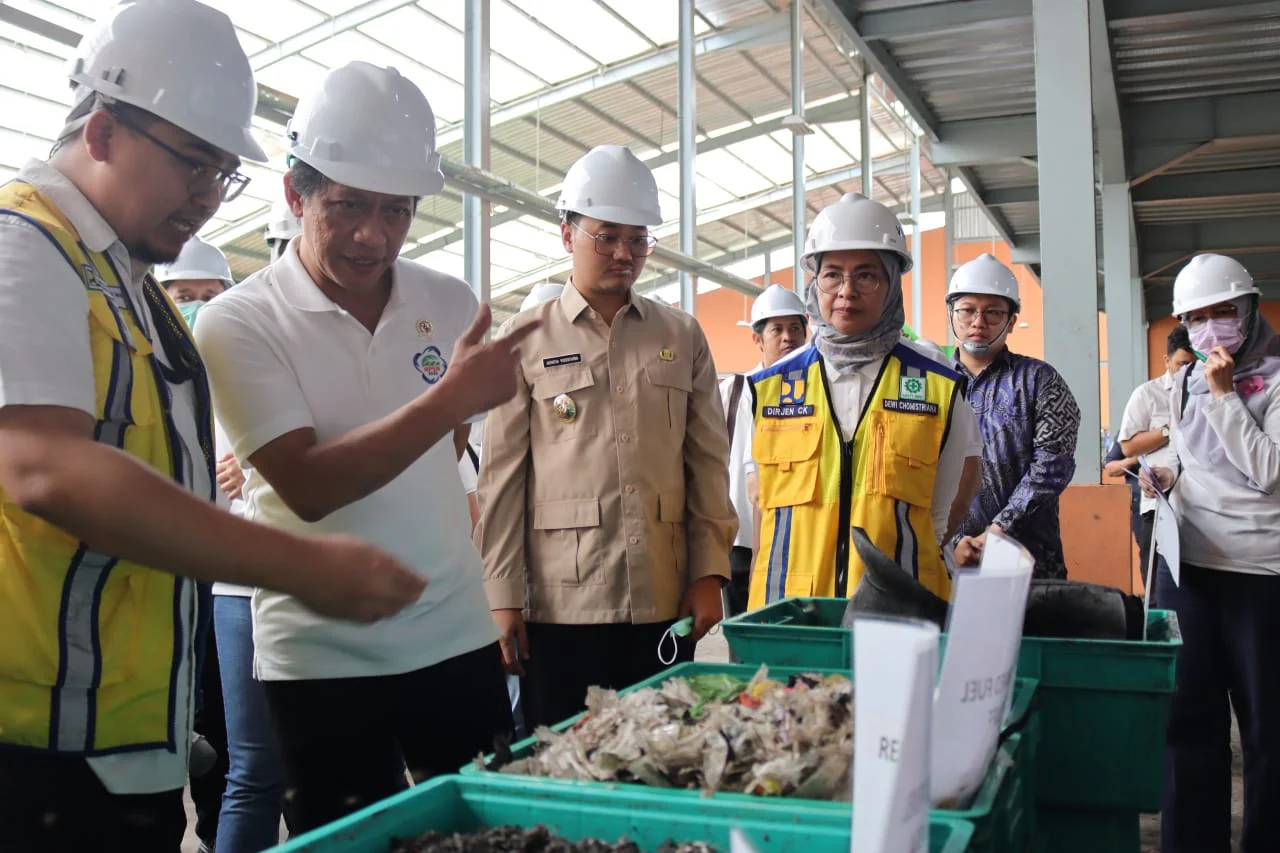 Kunjungan Menteri Lingkungan Hidup, Hanif Faisol Nurofiq ke TPS Santiong Cimahi (mong)