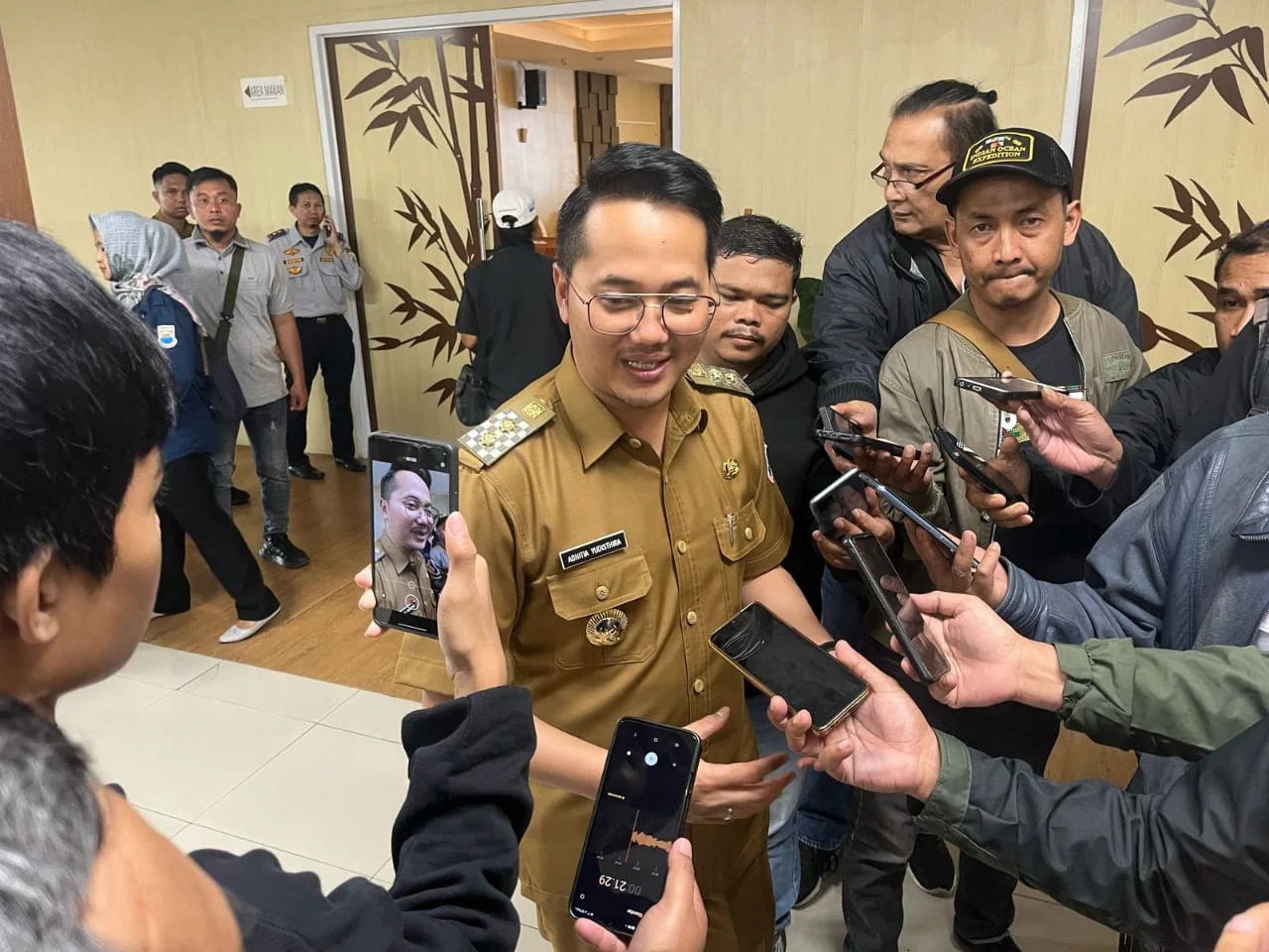 Wakil Wali Kota Cimahi, Adithia Yudhistira saat Ditemui Awak Media di Mal Pelayanan Publik (mong)