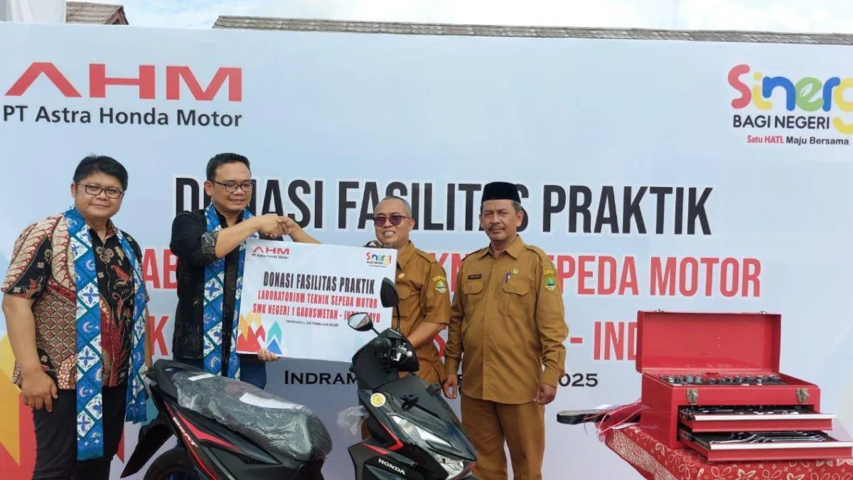 Pemberian Donasi Fasilitas Praktik Laboratorium Teknik Sepeda Motor SMK Negeri 1 Gabuswetan Indramayu.