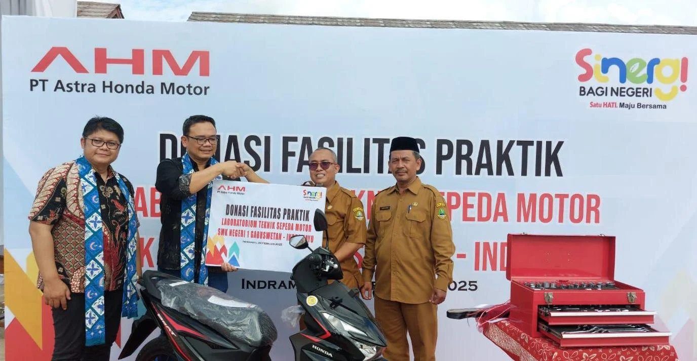 Pemberian Donasi Fasilitas Praktik Laboratorium Teknik Sepeda Motor SMK Negeri 1 Gabuswetan Indramayu.