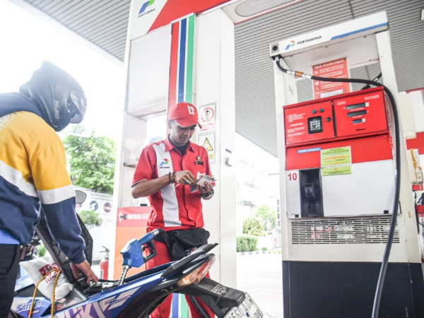 Pengendara mengisi bahan bakar Pertamax non subsidi di SPBU Pertamina di Jalan Riau, Kota Bandung, Rabu (26/2). Foto: Dimas Rachmatsyah / Jabar Ekspres