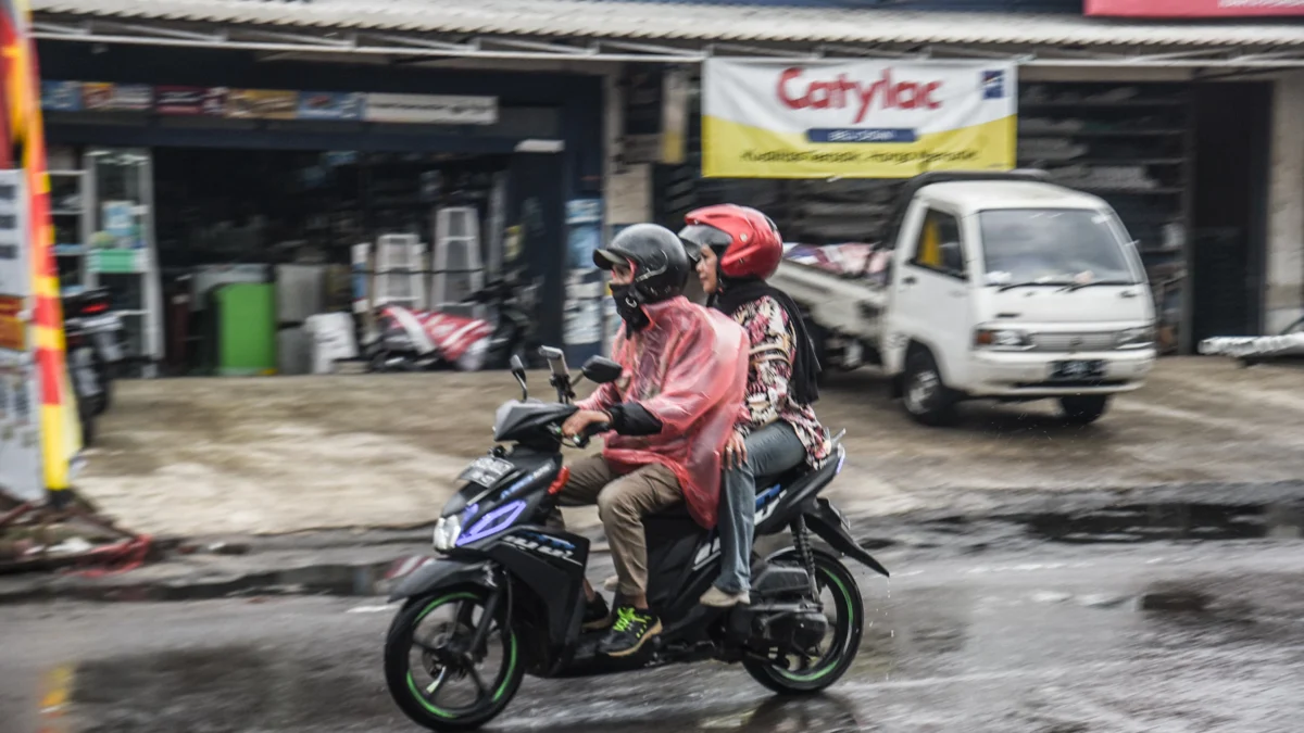 Pengendara sepeda motor menerjang hujan di Jalan Antapani, Kota Bandung, Rabu (26/2). Foto: Dimas Rachmatsyah / Jabar Ekspres