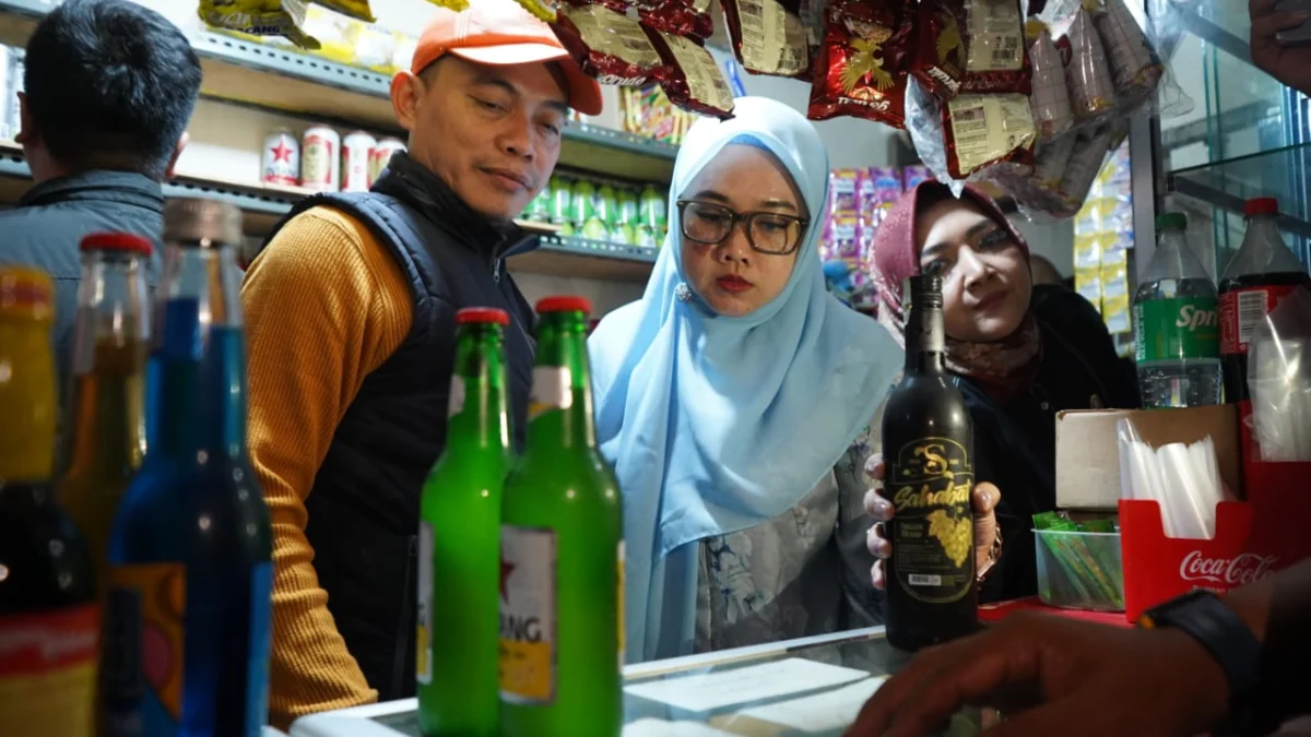 Ketua Komisi I DPRD Kota Bogor saat ikut melakukan razia minuman alkohol. (Foto: Humpro DPRD Kota Bogor)