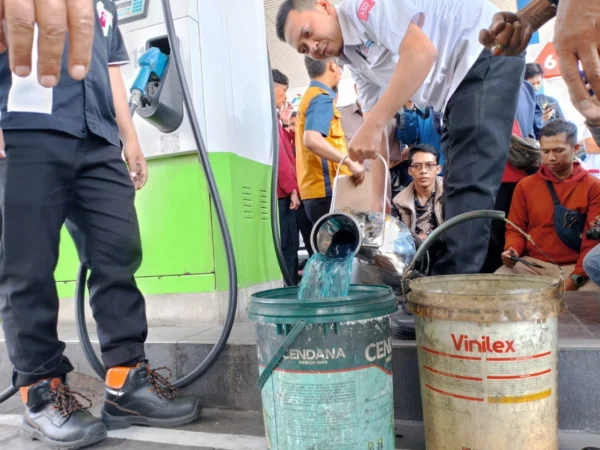Uji pengawasan BBM menjelang Ramadan di SPBU Cibabat Kota Cimahi. (Mong / Jabar Ekspres)