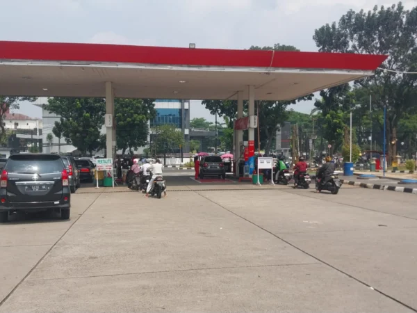 Kosumen saat membeli bahan bakar di SPBU Cibinong. Foto : Sandika / Jabar Ekspres