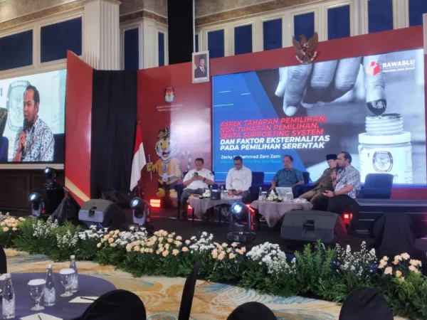 Ketua Bawaslu Jabar Zacky Muhammad Zam Zam saat menjabarkan tren laporan pelanggaran Pilkada 2024.