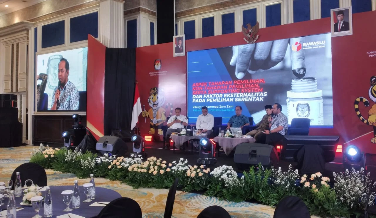 Ketua Bawaslu Jabar Zacky Muhammad Zam Zam saat menjabarkan tren laporan pelanggaran Pilkada 2024.