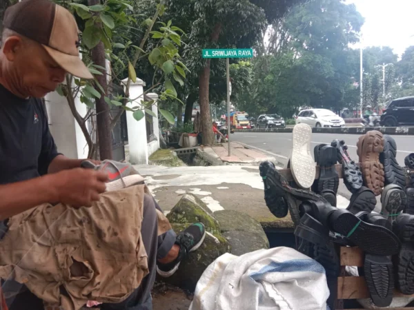 Ade, Salah Satu Tukang Sol di Jalan Sriwijaya Kota Cimahi (Mong)