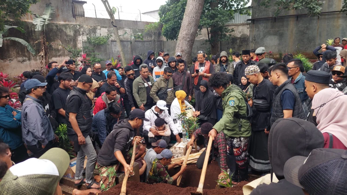 Prosesi Pemakaman Ari Jamasari alias Kang Gobang Preman Pensiun di TPU RW 14, Cibabat, Kota Cimahi (Mong)