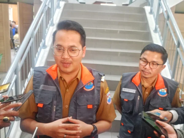 Wakil Wali Kota Cimahi, Adithia Yudhistira Bersama Ka diskominfo Cimahi, Hendra Gunawan Saat Jelaskan Konsep Clipper Bagi Karang Taruna (Mong)