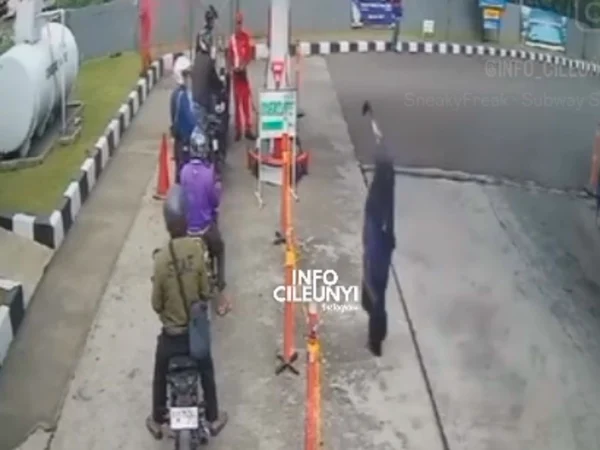 Tangkapan layar instagram infocileunyi, seorang emak-emak diduga mengamuk hingga membawa senjata tajam berjenis ceruti di salah satu SPBU di wilayah Kabupaten Bandung.