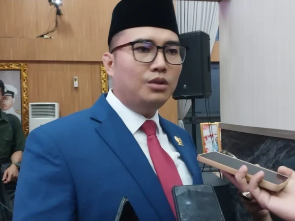 Ketua DPRD Kabupaten Bogor, Sastra Winara ketika memberikan keterangan kepada awak media perihal penyerahan berkas hasil penetapan pemilu Kabupaten Bogor, Rabu (5/2). Foto : Regi