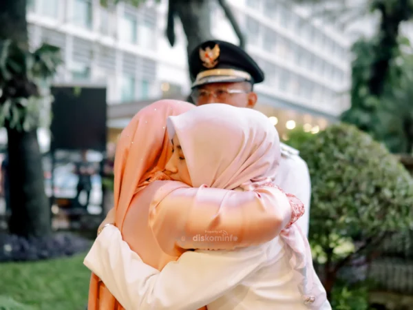 Kania Ernawati (kiri) memeluk erat Istri almarhum Yana D Putra, Gitta Griselda Jamil (kanan), di depan Bupati Ciamis Herdiat Sunarya, usai pelantikannya di Jakarta, Kamis 20 Februari 2025. (foto: Dok Diskominfo Ciamis)