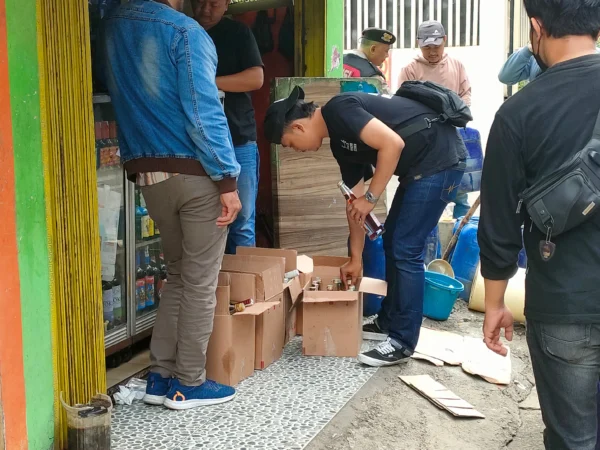 Dok. Jajaran Satnarkoba Polrestabes Bandung saat razia warung miras di wilayah Leuwipanjang Kota Bandung. Foto. Sandi Nugraha.