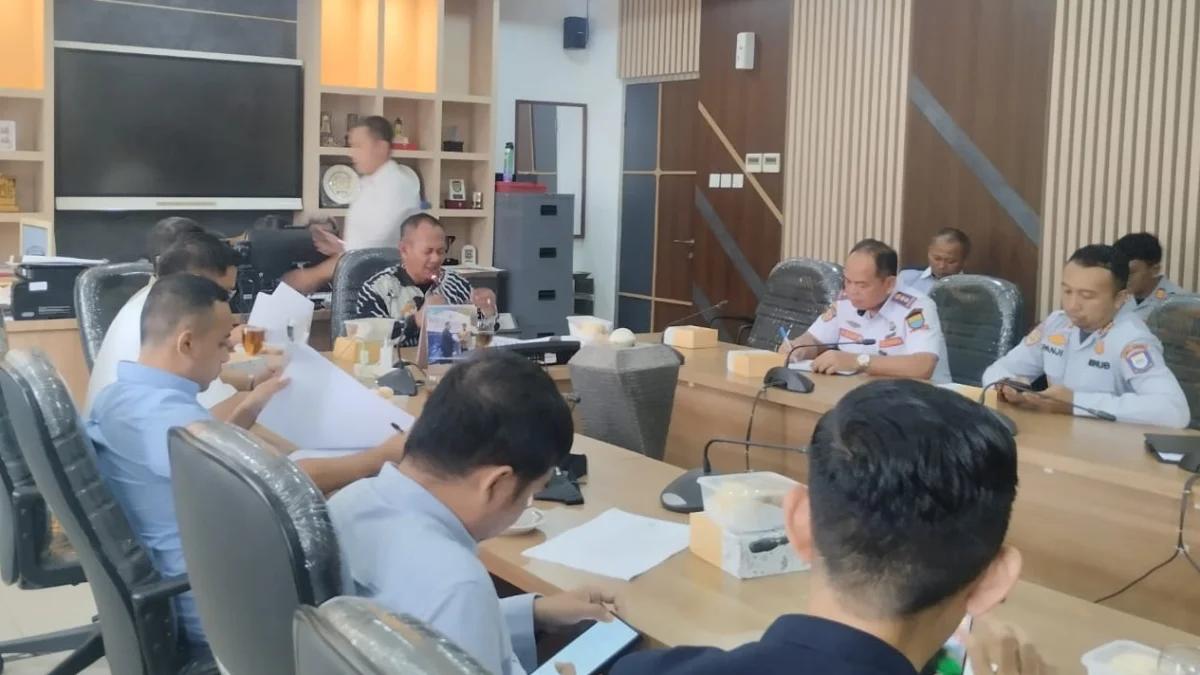 Komis III DPRD Kota Bandung saat rapat dengar pendapat (RDP) dengan Dishub Kota Bandung di Gedung DPRD Kota Bandung, Jalan Sukabumi, Senin, 3 Februari 2025.