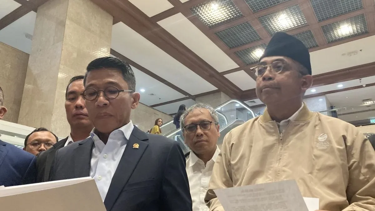 Ketua Komisi XI DPR Mukhamad Misbakhun bersama Direktur Jenderal Pajak Suryo Utomo usai RDP di Kompleks Parlemen, Jakarta, Senin (10/2/2025). (foto/ANTARA)