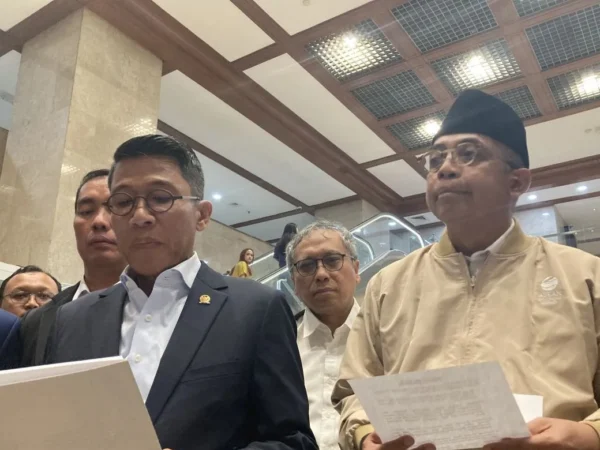 Ketua Komisi XI DPR Mukhamad Misbakhun bersama Direktur Jenderal Pajak Suryo Utomo usai RDP di Kompleks Parlemen, Jakarta, Senin (10/2/2025). (foto/ANTARA)