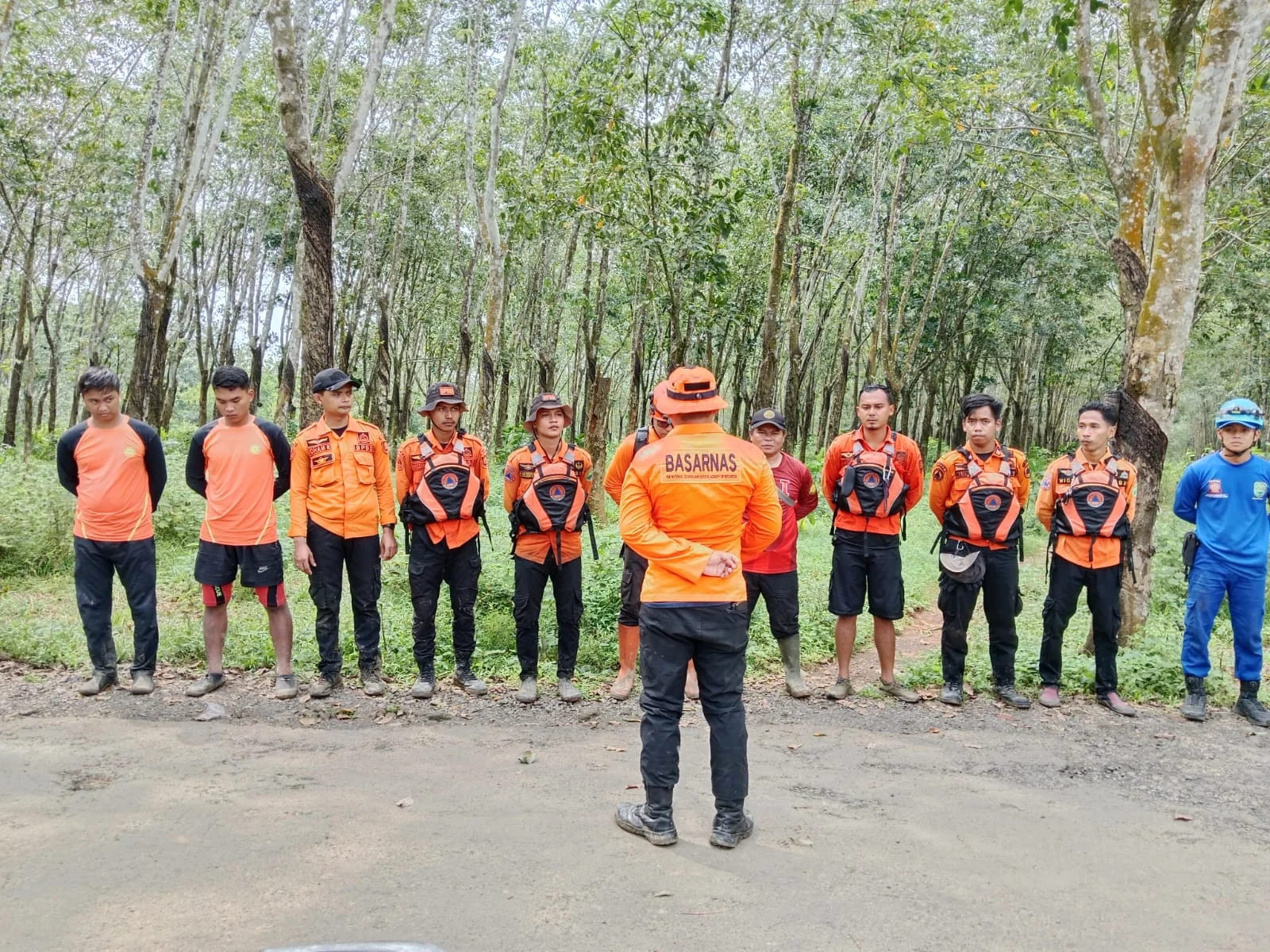 Persiapan Tim SAR Gabungan saat hendak mencari korban yang diduga hilang tenggelam di Sungai Ciparang tepatnya berada di wilayah Desa Sukahurip, Kecamatan Cijambe, Kabupaten Subang, Jawa Barat.