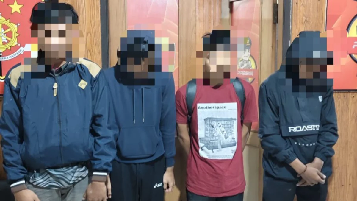 Empat pemuda yang merupakan warga Sumedang, yakni S (18), Y, R (18) dan C (18) saat berhasil diamankan Polsek Rancaekek yang diduga terlibat aksi balapan liar. Foto Istimewa