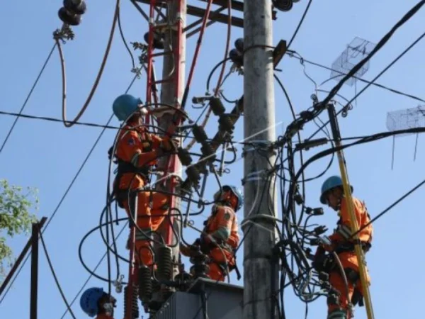 Ilustrasi Petugas PLN sedang memperbaiki listrik. (foto/ANTARA)