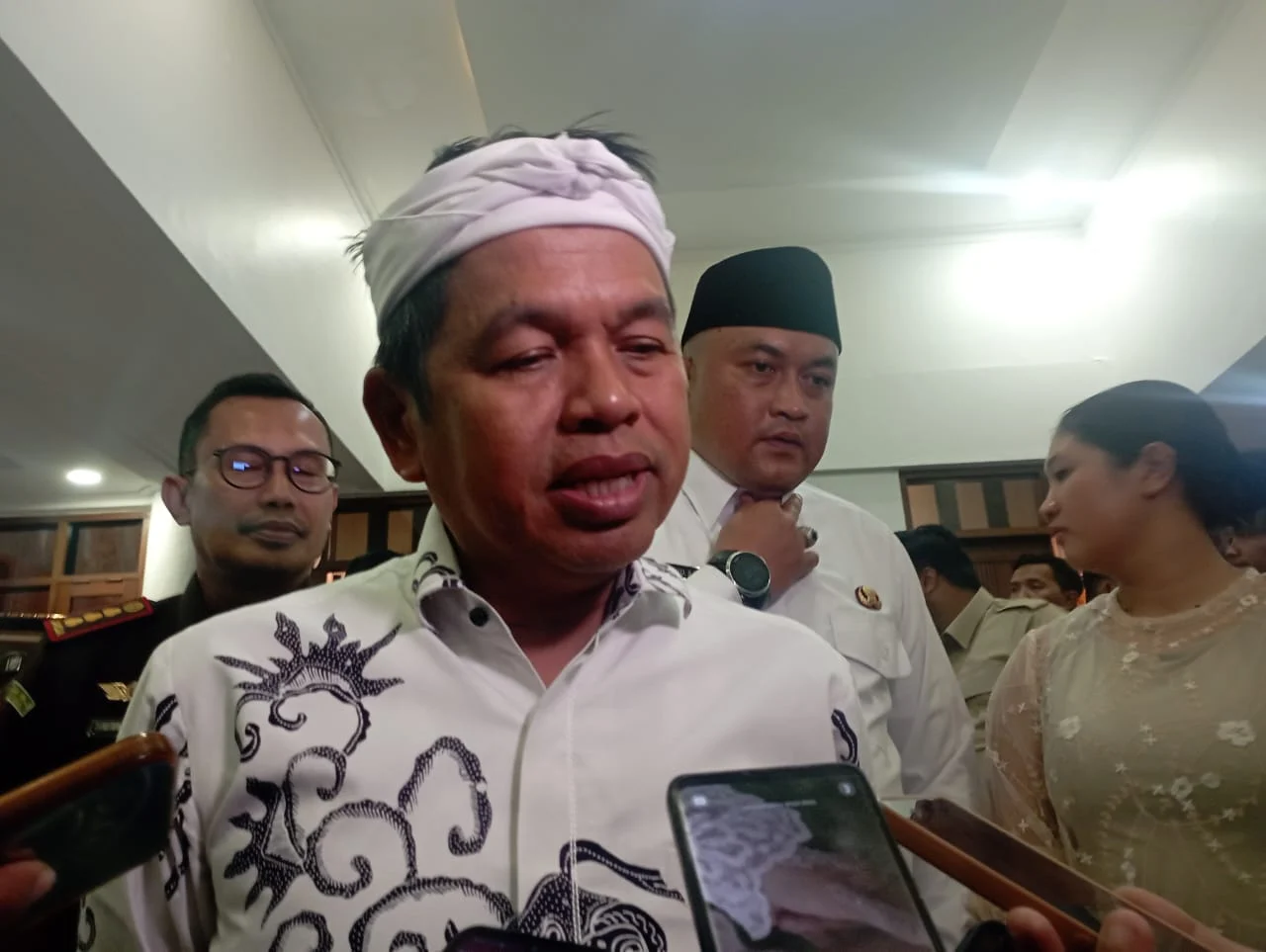 Ilustrasi Gubernur Jabar Dedi Mulyadi saat memberikan keterangan kepada wartawan. (Dok. Jabar Ekspres)